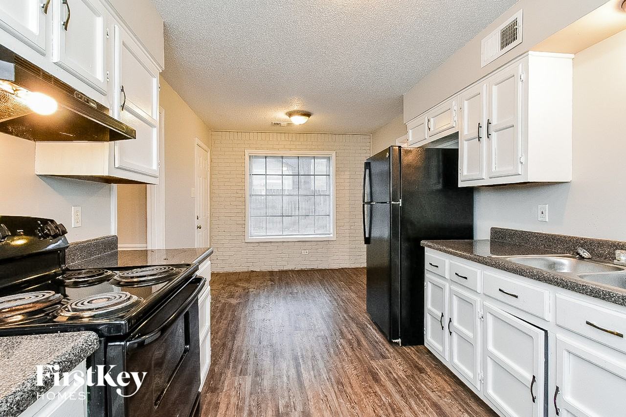 7008 Rockingham Rd - Photo 7 of 15