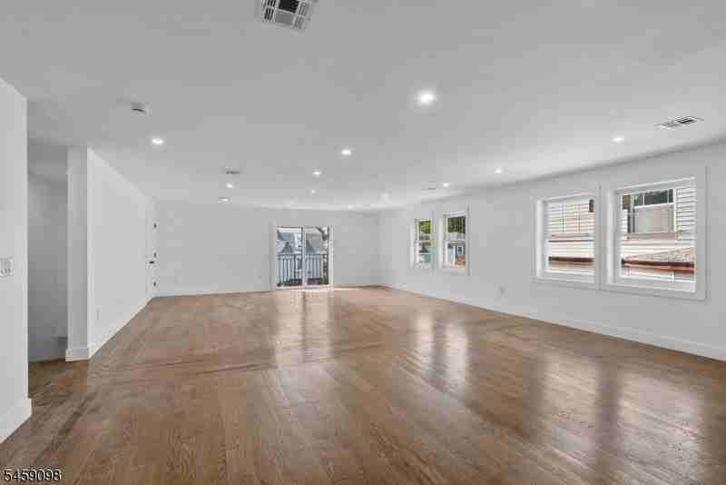 144 N 14th St - Photo 4 of 29