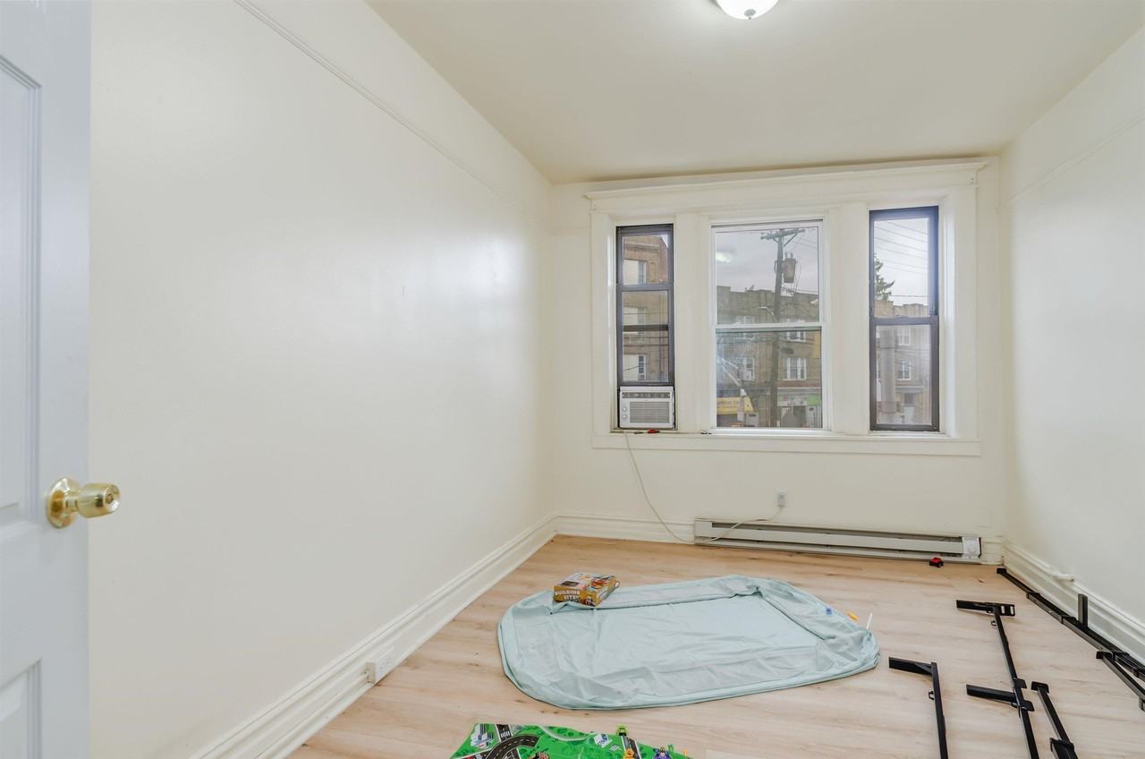 6A Rose Ave #2R - Photo 6 of 10