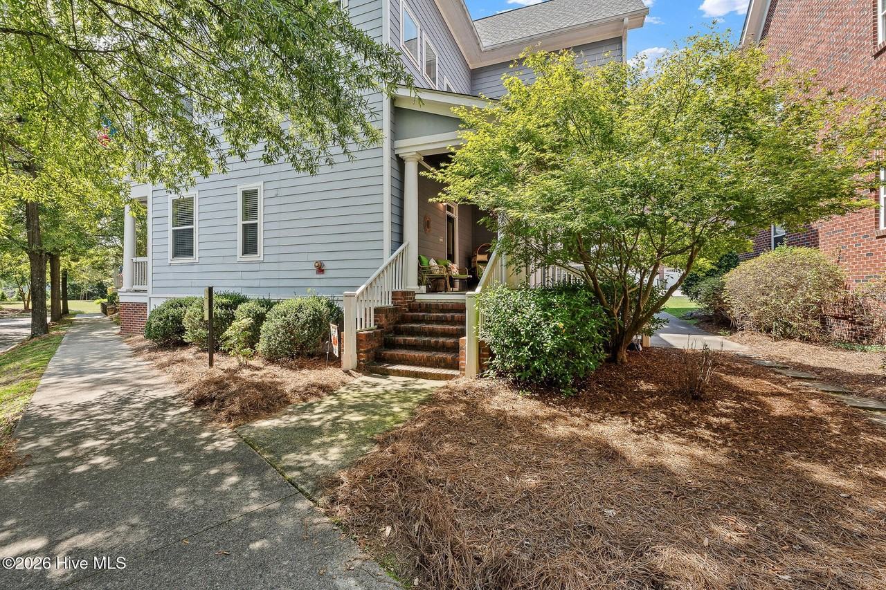 321 Landing Dr - Photo 2 of 24