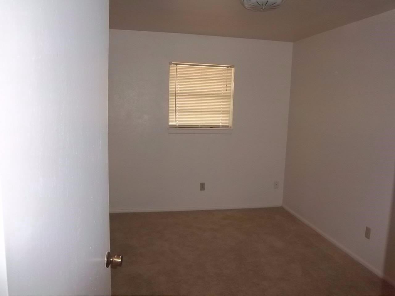 5437 47th St - Photo 5 of 9