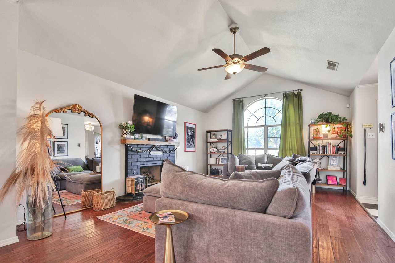 6018 74th St - Photo 3 of 18