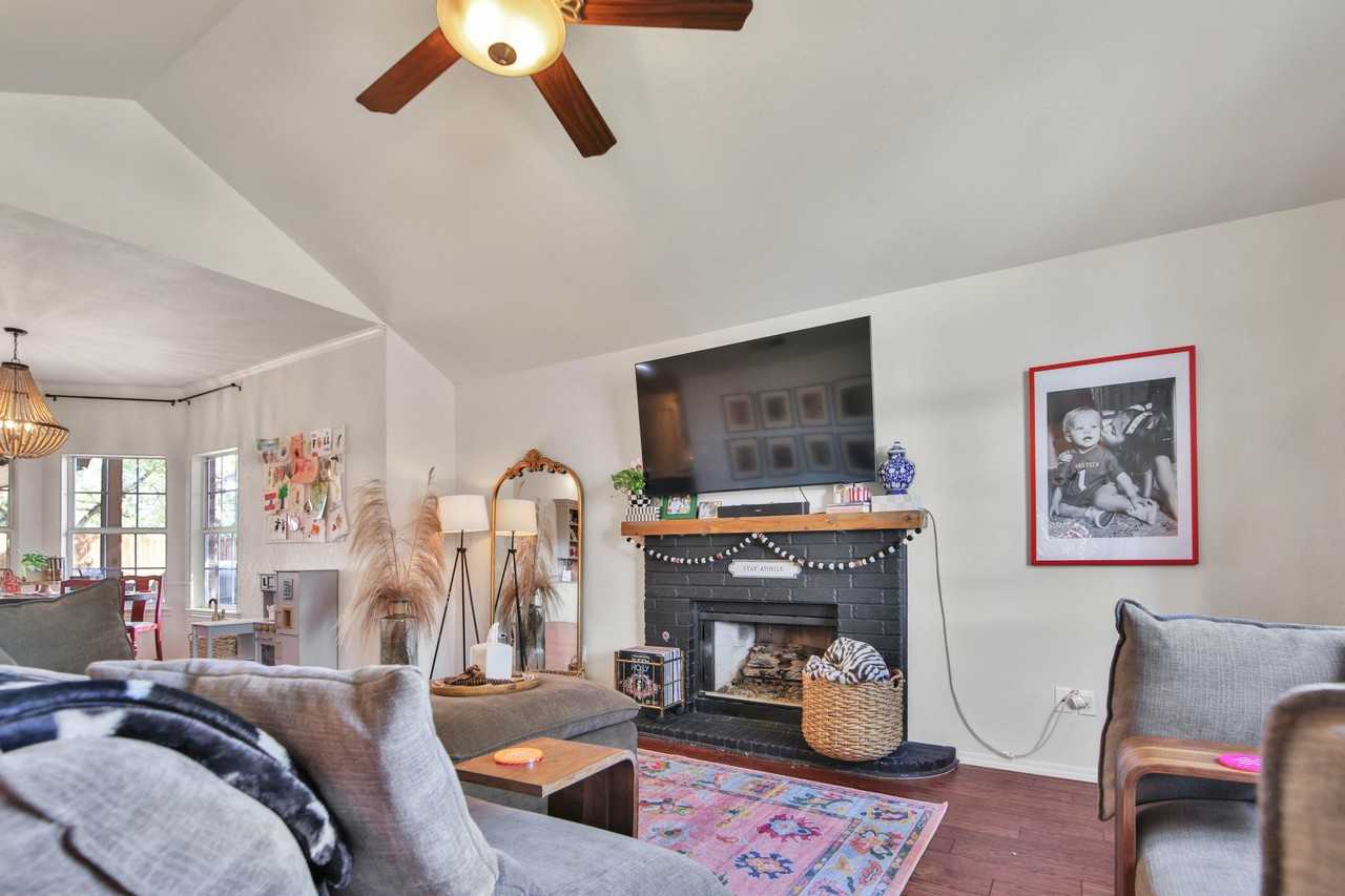 6018 74th St - Photo 4 of 18