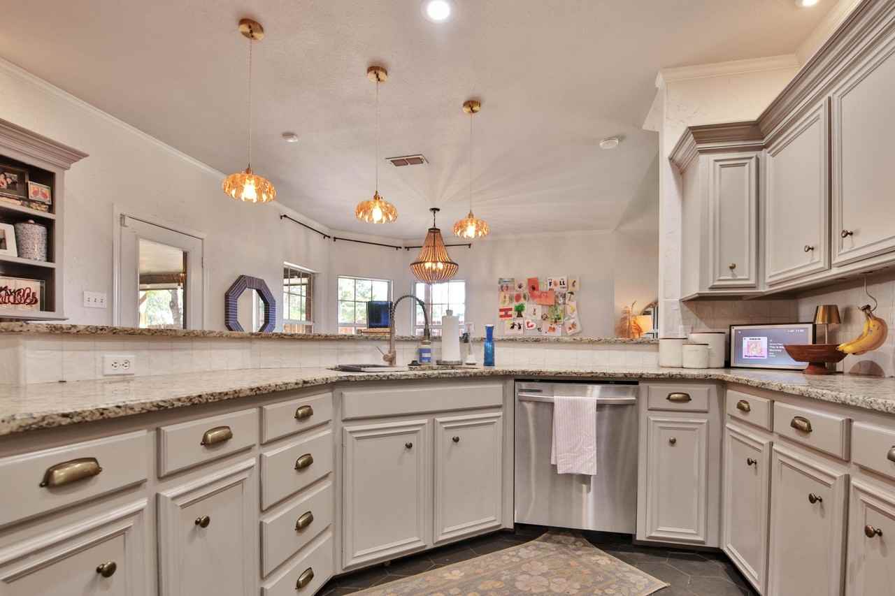 6018 74th St - Photo 7 of 18