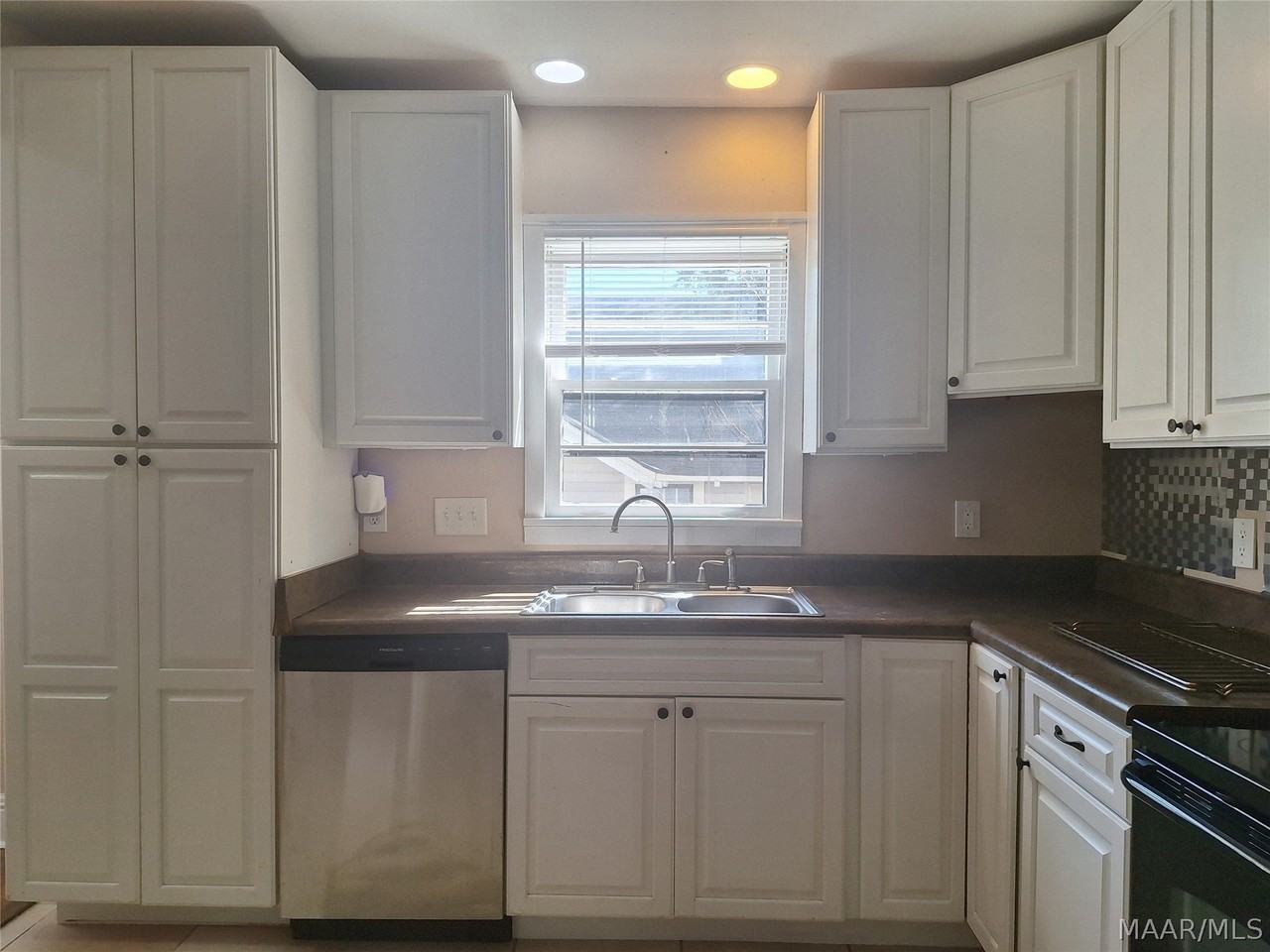 2024 Winona Ave - Photo 6 of 25