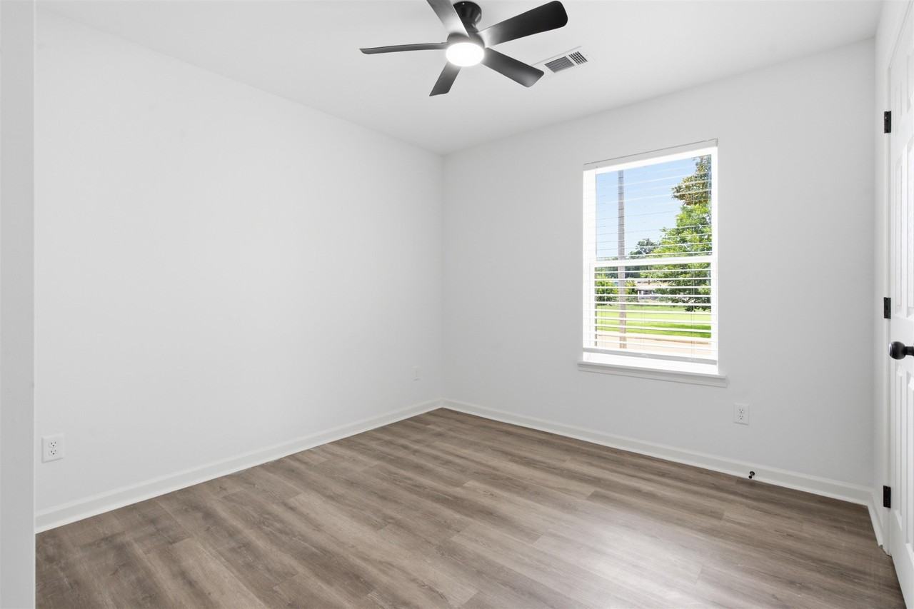 1211 Snowden Ave - Photo 3 of 29