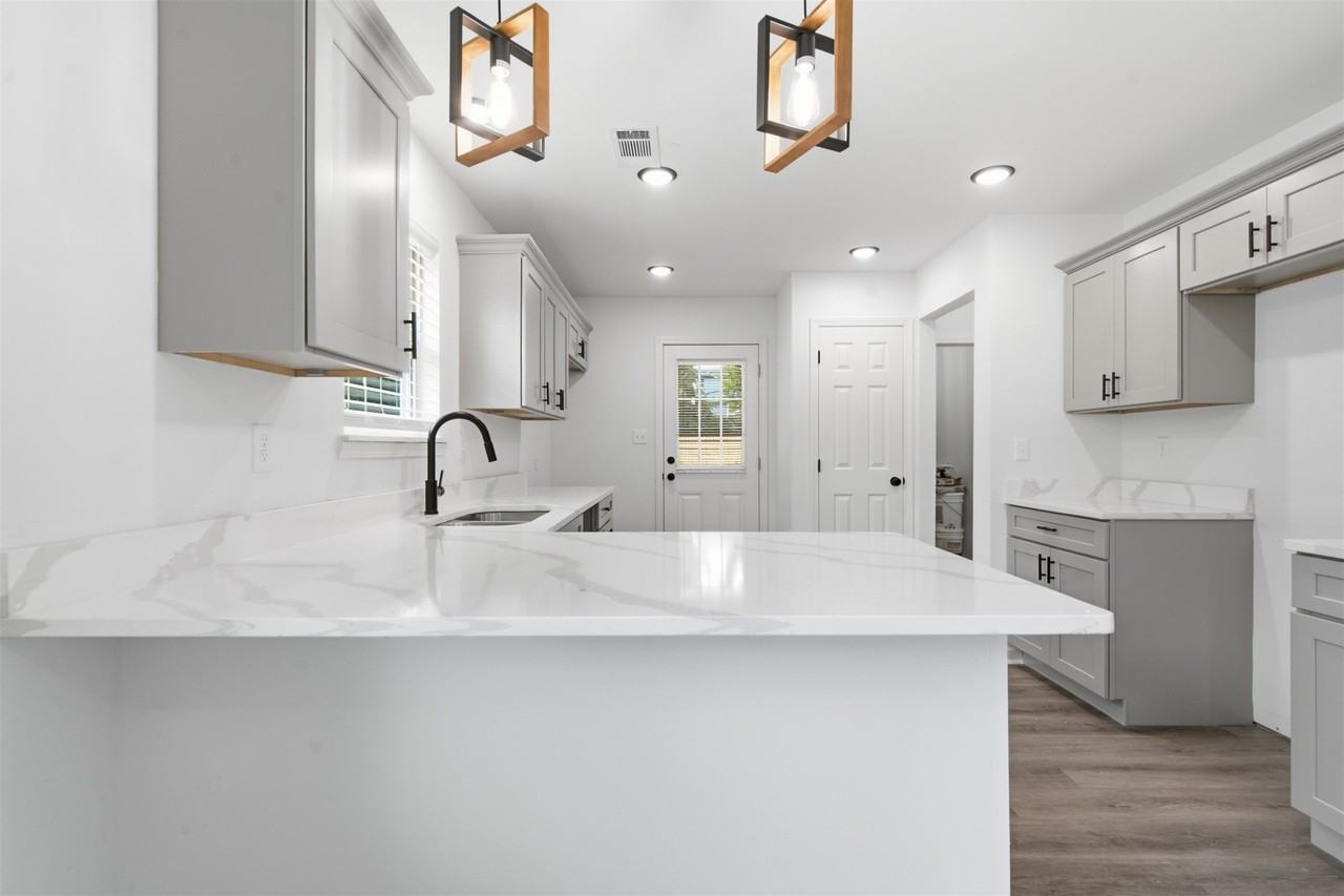 1211 Snowden Ave - Photo 5 of 29