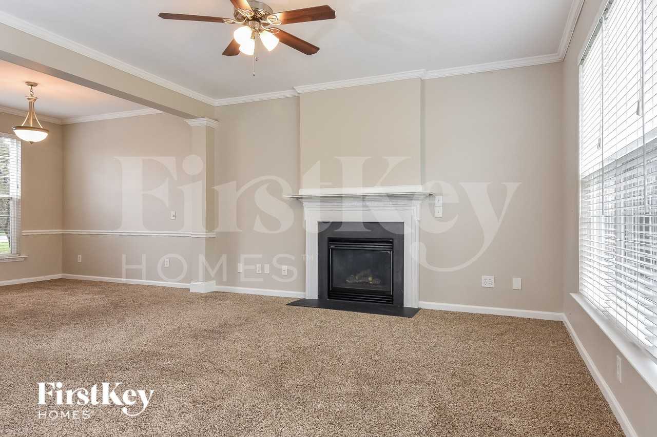 3363 Barnsdale Dr - Photo 4 of 15