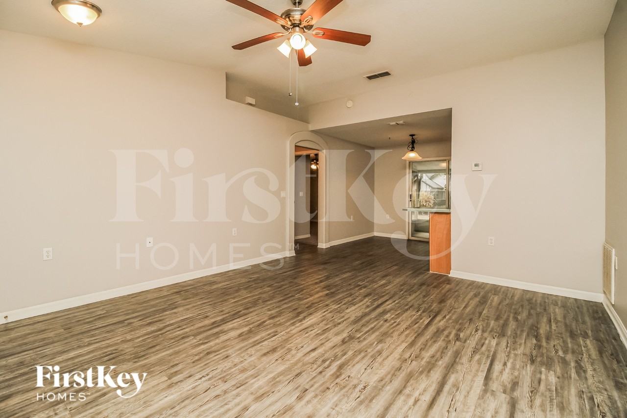 31111 Oakmont Ave - Photo 3 of 16