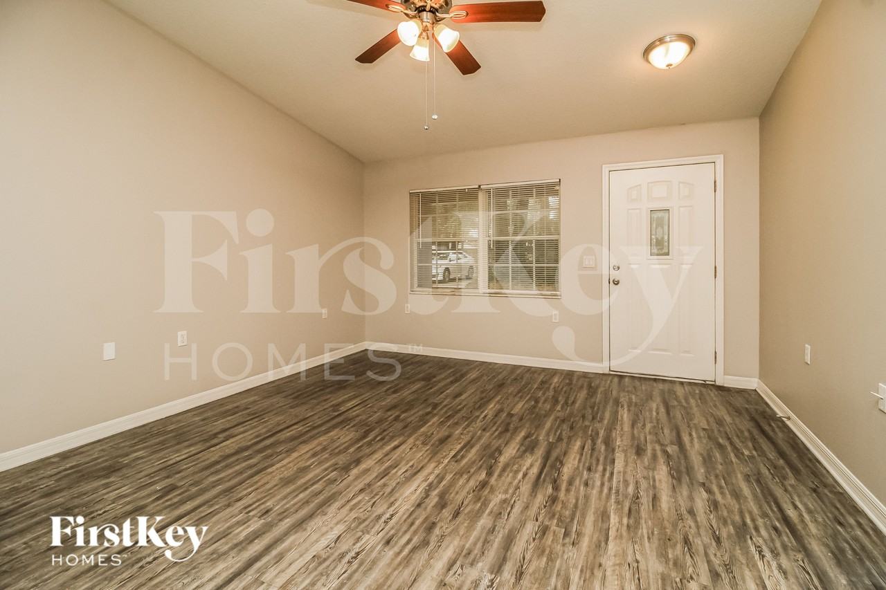 31111 Oakmont Ave - Photo 4 of 16