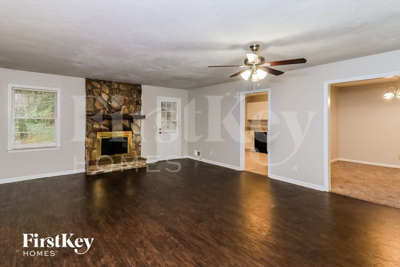 211 Burnie Rd - Photo 3 of 15