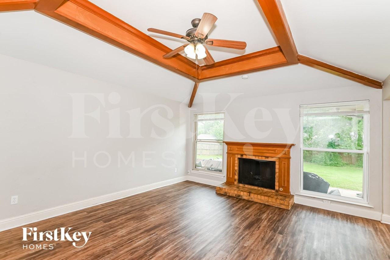 302 Apache Dr - Photo 3 of 14