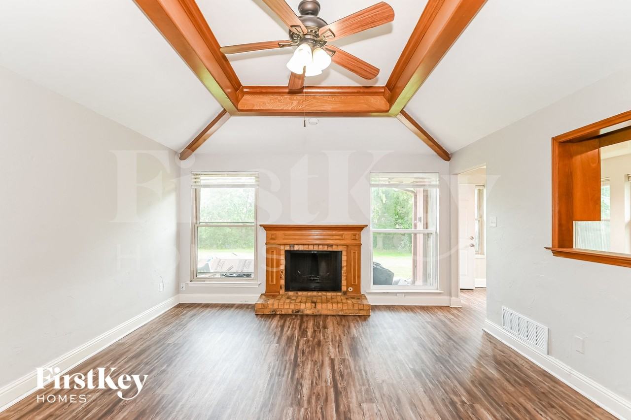 302 Apache Dr - Photo 4 of 14