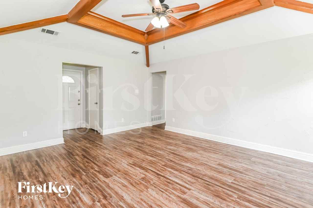 302 Apache Dr - Photo 6 of 14