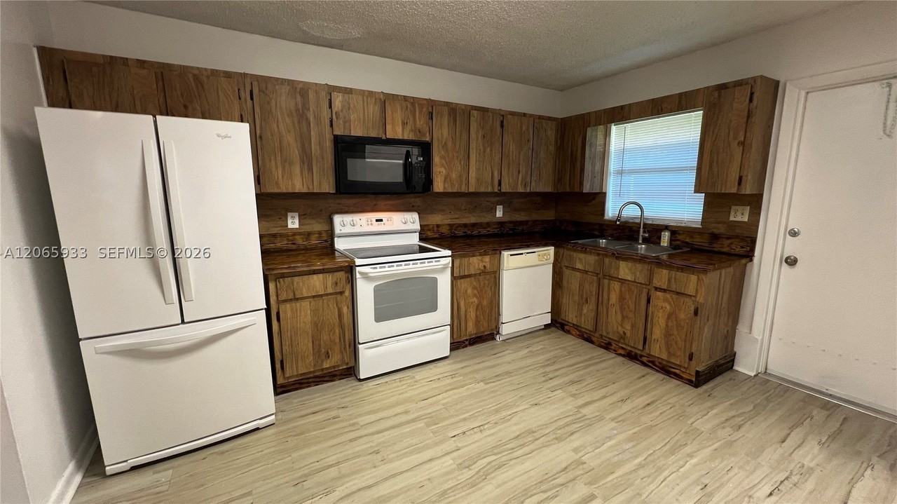 4235 Sw 62nd Ave #W - Photo 3 of 12