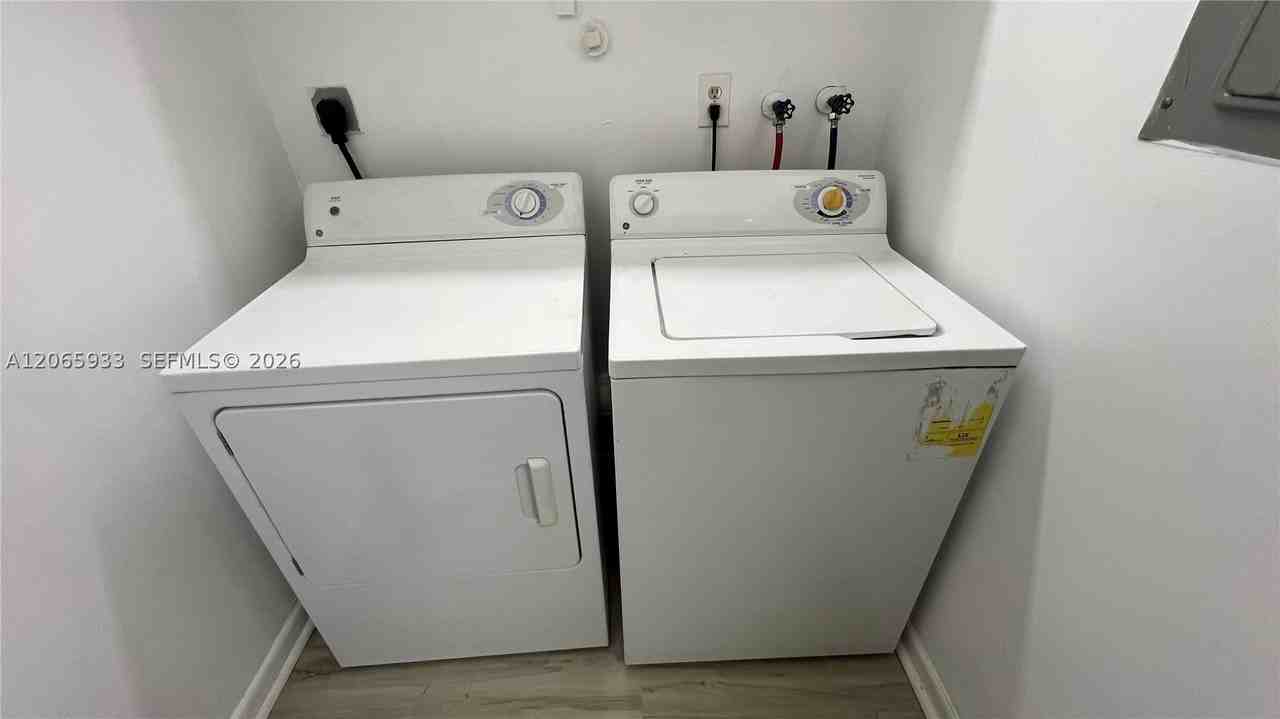 4235 Sw 62nd Ave #W - Photo 4 of 12