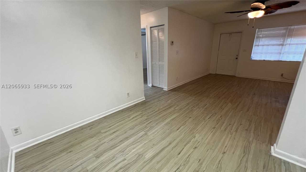 4235 Sw 62nd Ave #W - Photo 5 of 12