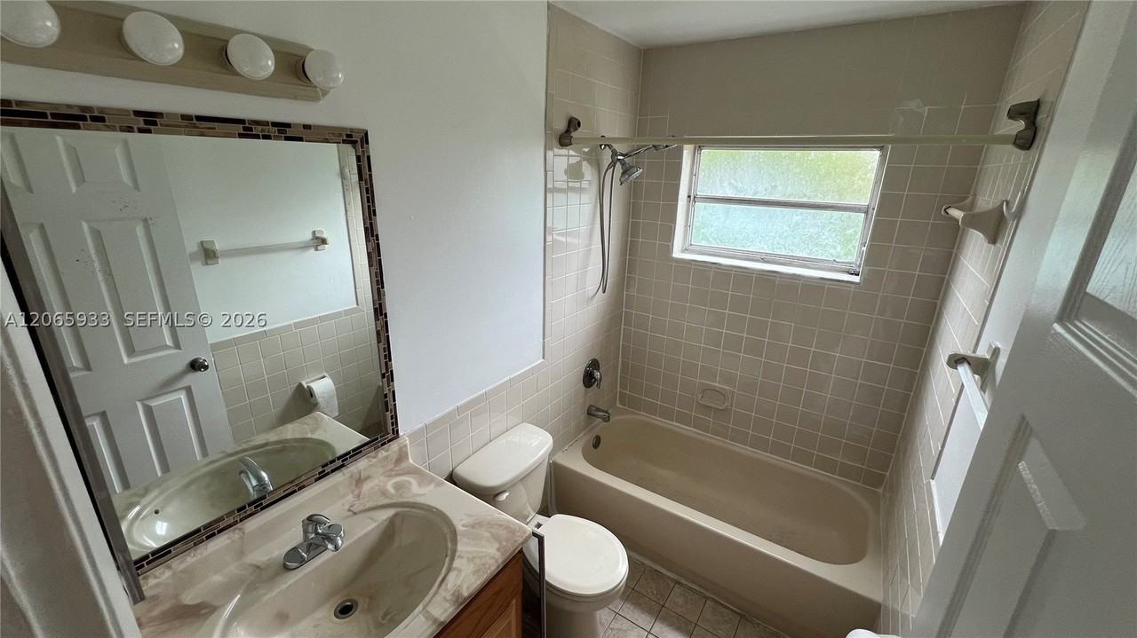 4235 Sw 62nd Ave #W - Photo 7 of 12