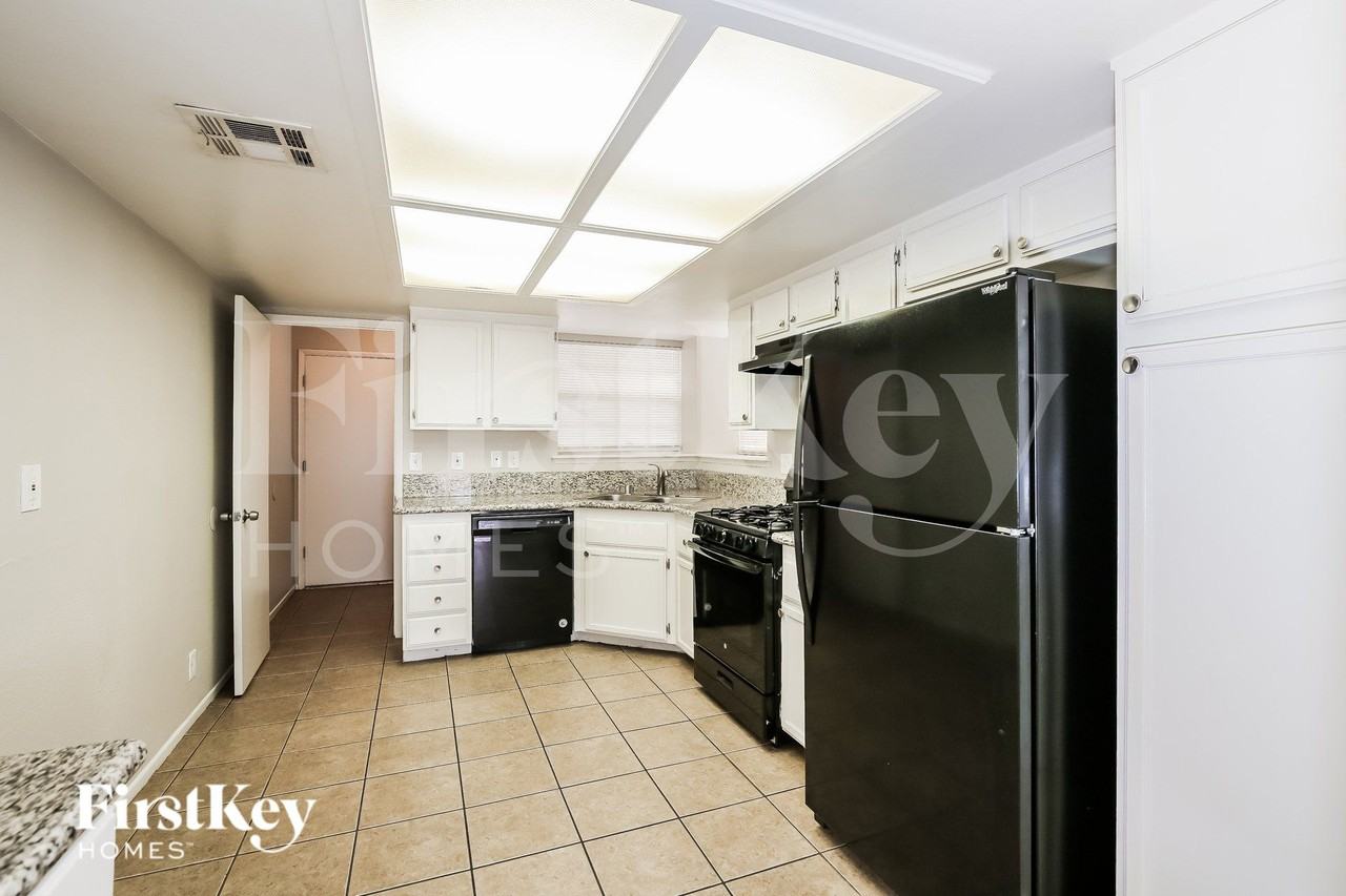 2368 Valley Dr - Photo 6 of 16