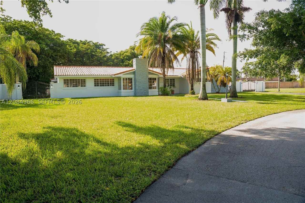 8220 Sw 87th Ter - Photo 2 of 36