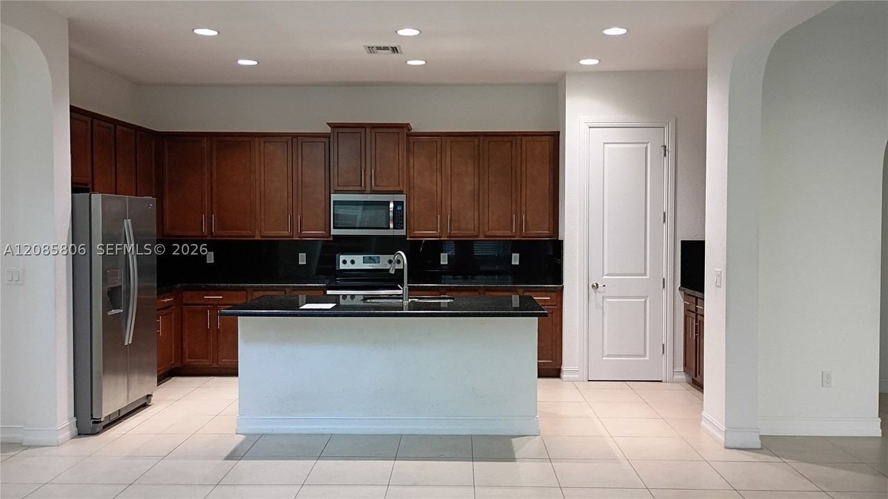 1280 Sw 113th Way - Photo 3 of 11