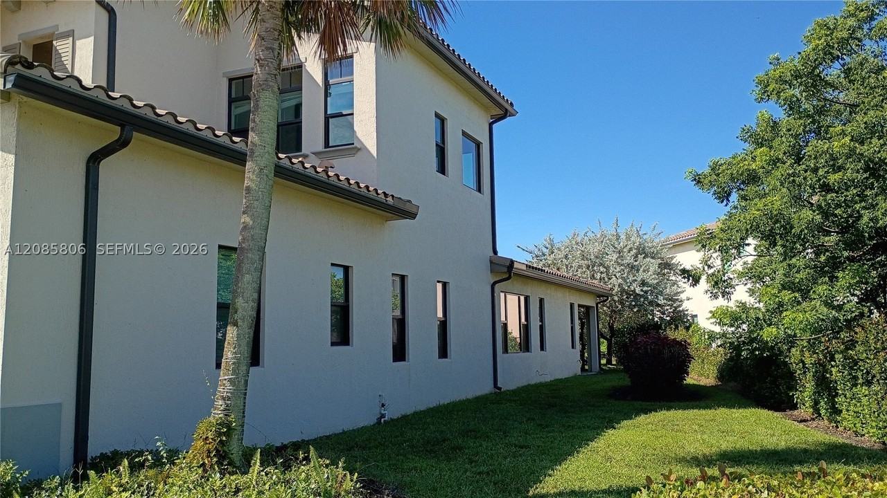 1280 Sw 113th Way - Photo 4 of 11