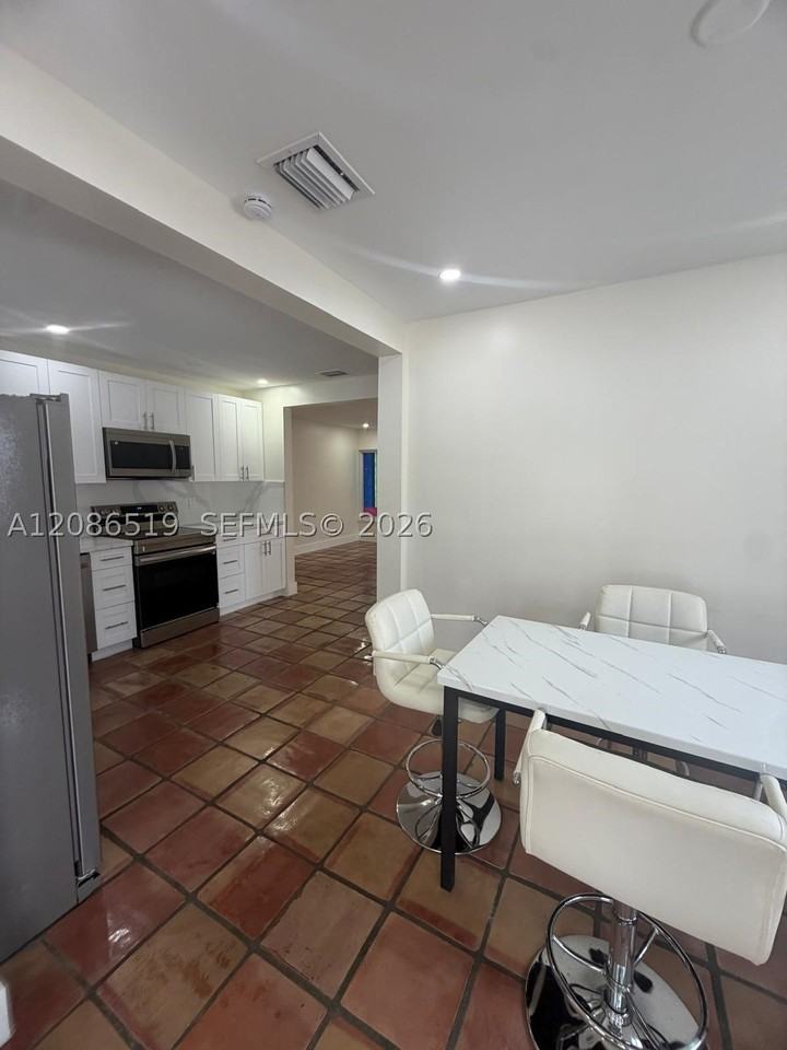 211 Nw 51st St - Photo 6 of 13