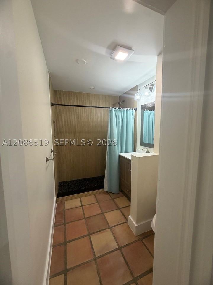 211 Nw 51st St - Photo 7 of 13