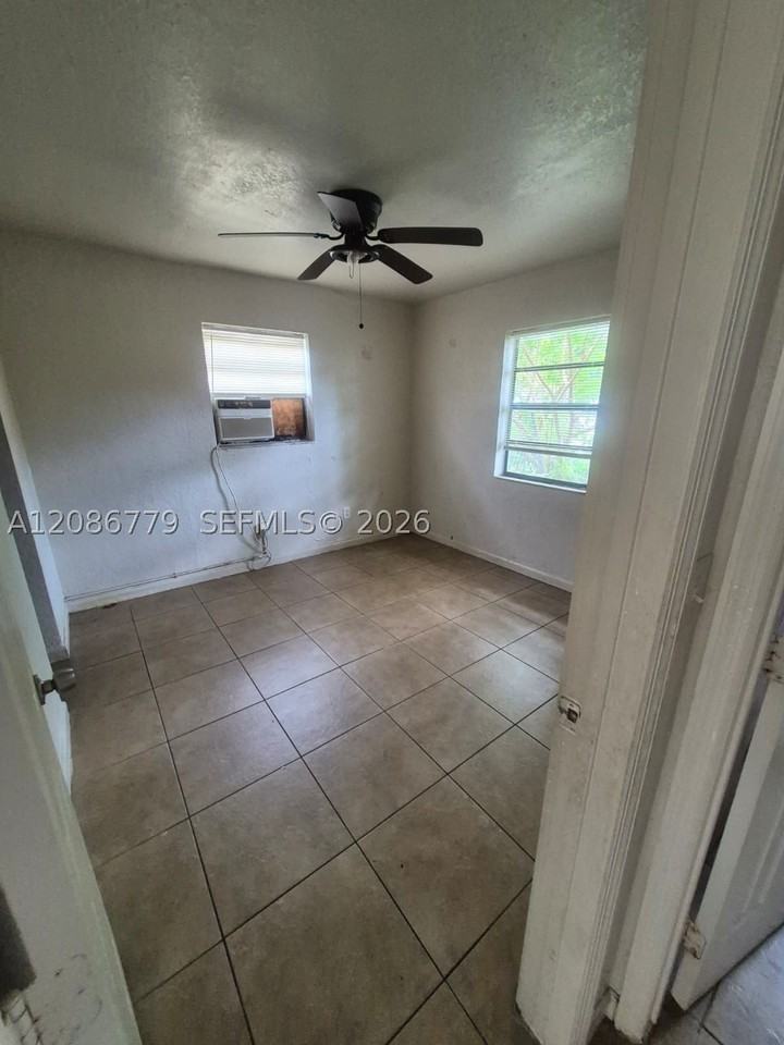 2554 Nw 14th St #1 - Photo 3 of 4