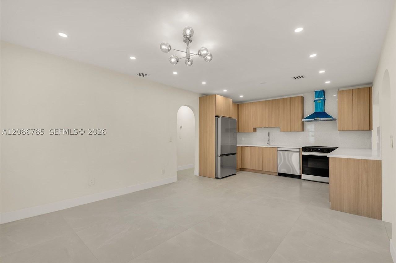 1514 Ne 176th St #0 - Photo 5 of 28
