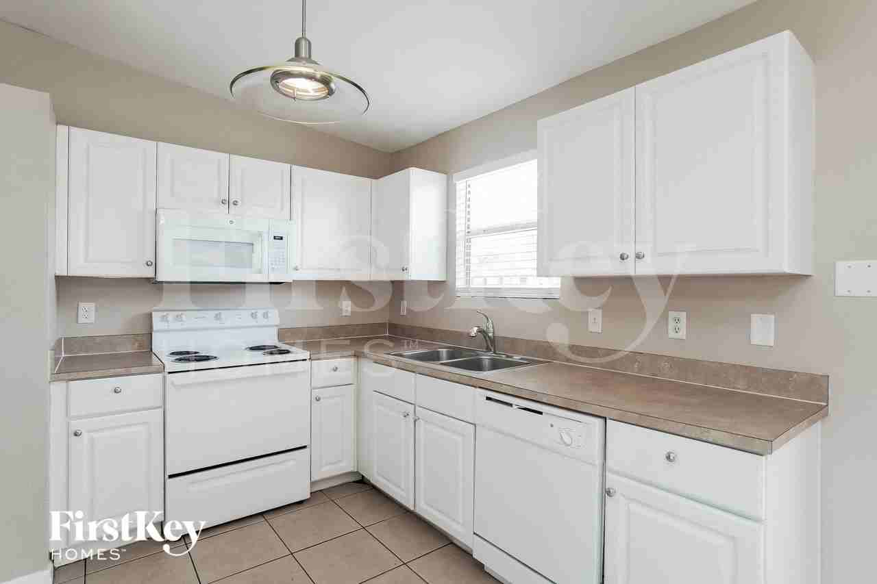 1913 Ne 4th Ave - Photo 5 of 15