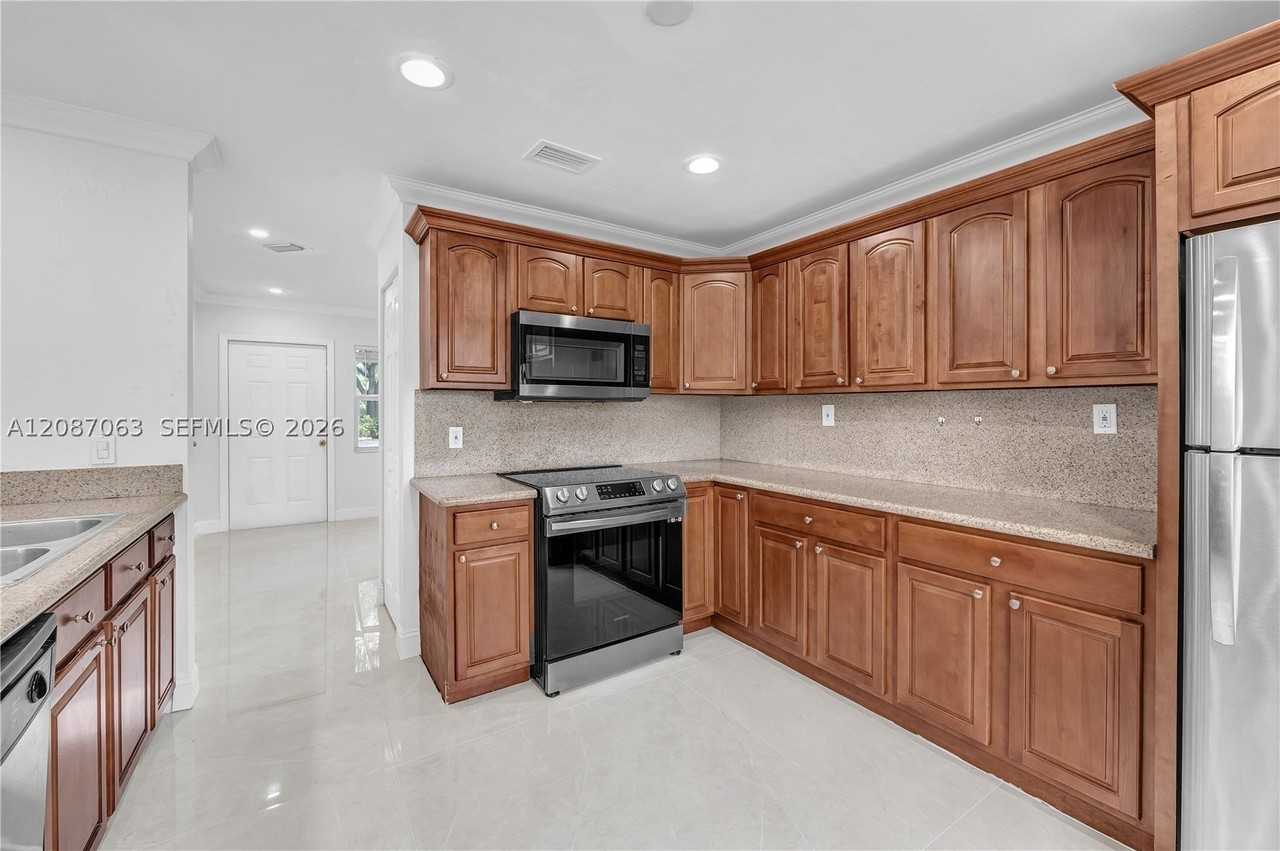 10667 Nw 45th St #10667 - Photo 3 of 21