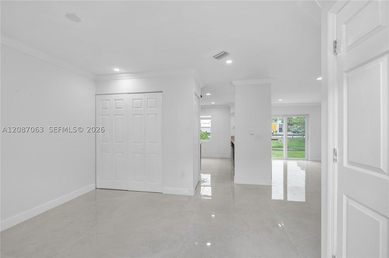 10667 Nw 45th St #10667 - Photo 4 of 21