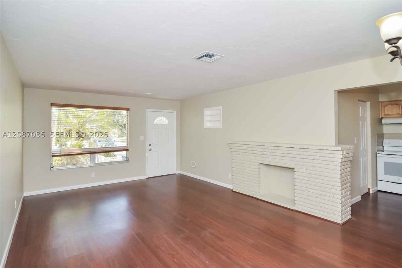 3141 Sw 17th St - Photo 2 of 15