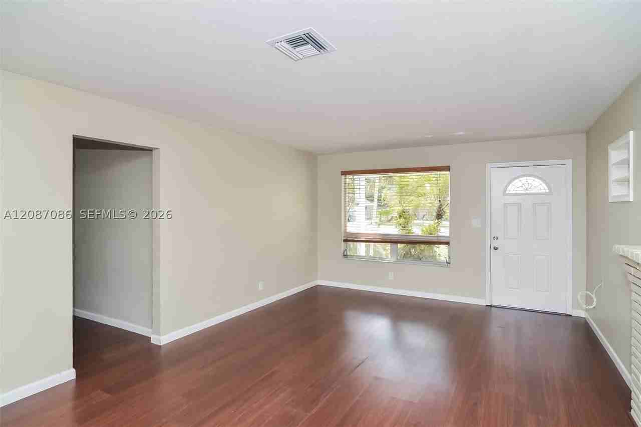 3141 Sw 17th St - Photo 3 of 15