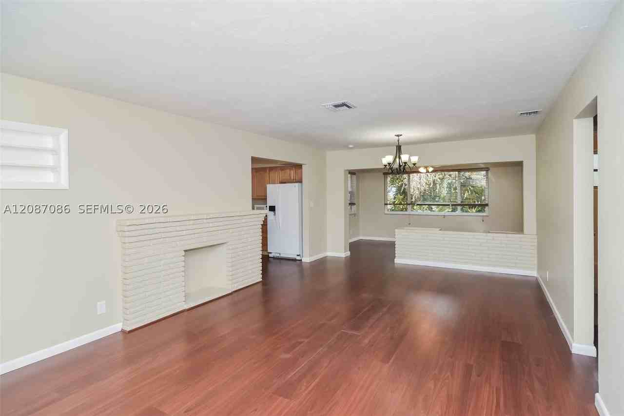 3141 Sw 17th St - Photo 4 of 15