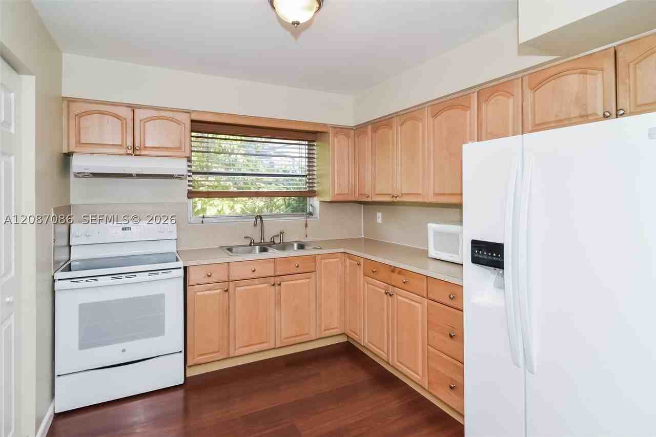 3141 Sw 17th St - Photo 6 of 15