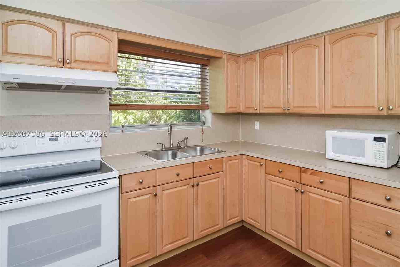 3141 Sw 17th St - Photo 7 of 15