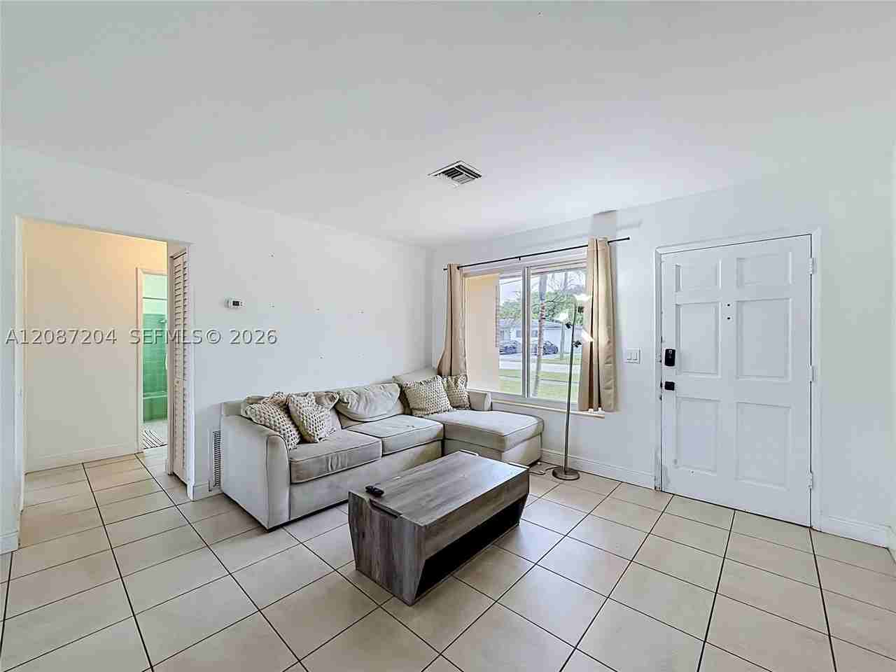 2501 Ne 209th Ter - Photo 3 of 50