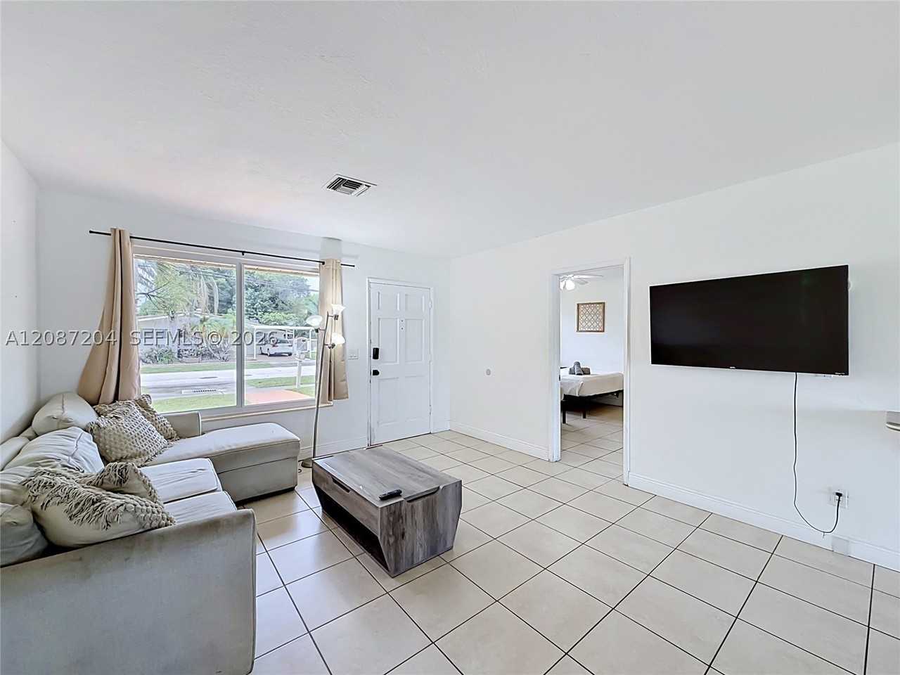 2501 Ne 209th Ter - Photo 4 of 50