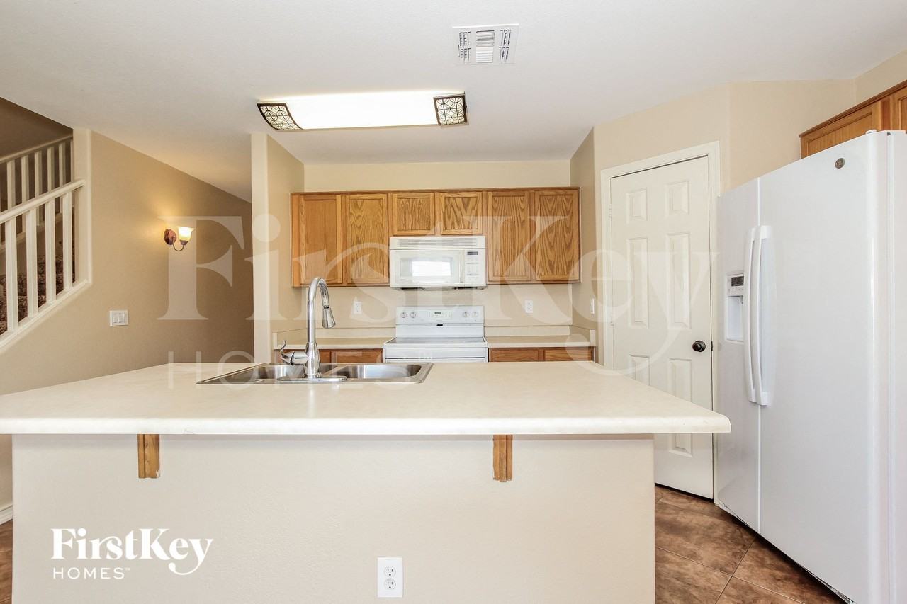 16215 N 162nd Dr - Photo 4 of 15