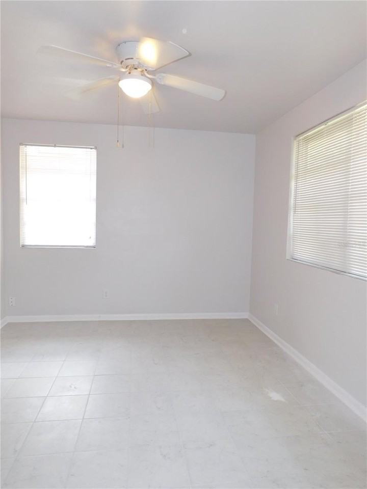 552 Ne 5th Ave - Photo 3 of 14