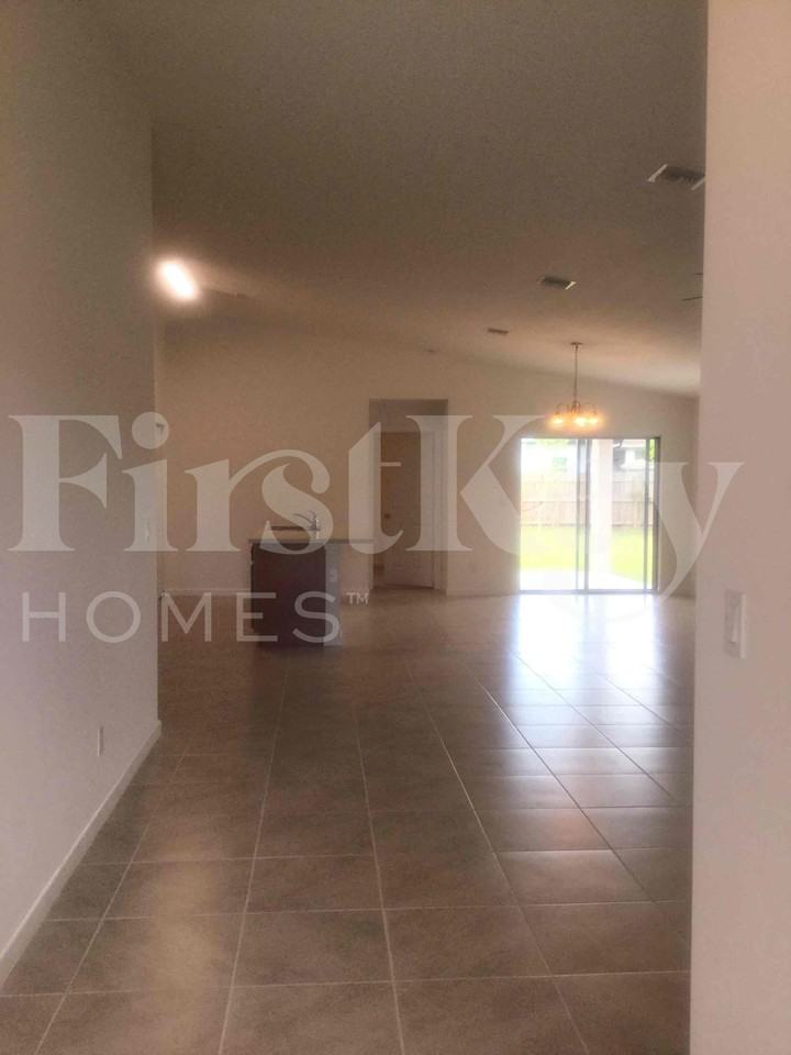 146 Sw Milburn Cir - Photo 2 of 36