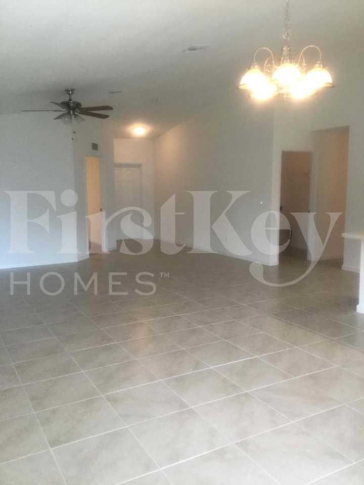 146 Sw Milburn Cir - Photo 4 of 36