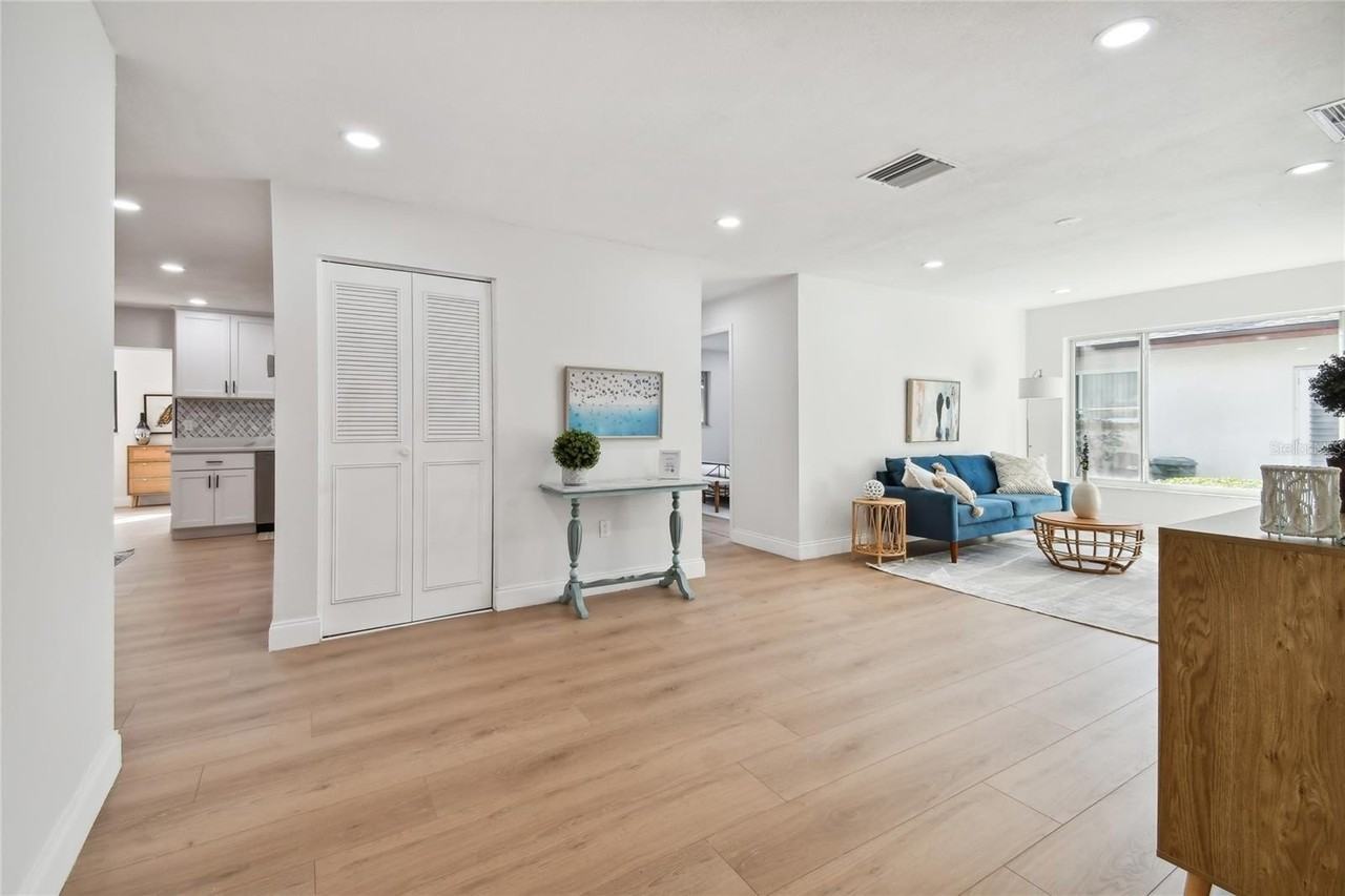 1639 Summit Way - Photo 3 of 29