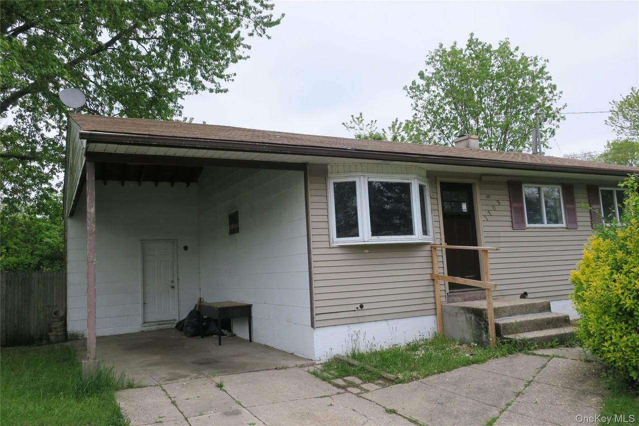1703 Manatuck Blvd - Photo 2 of 18