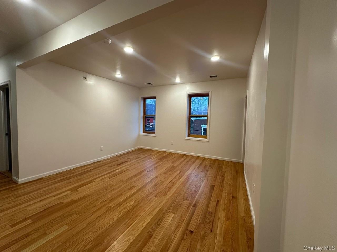 31 Benkard Ave - Photo 5 of 22