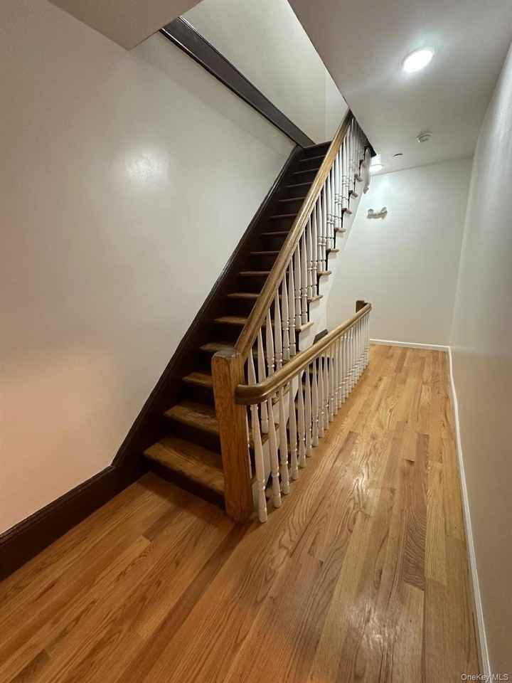 31 Benkard Ave - Photo 7 of 22