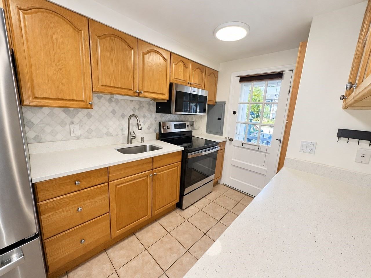 60 Lake St #J - Photo 2 of 28