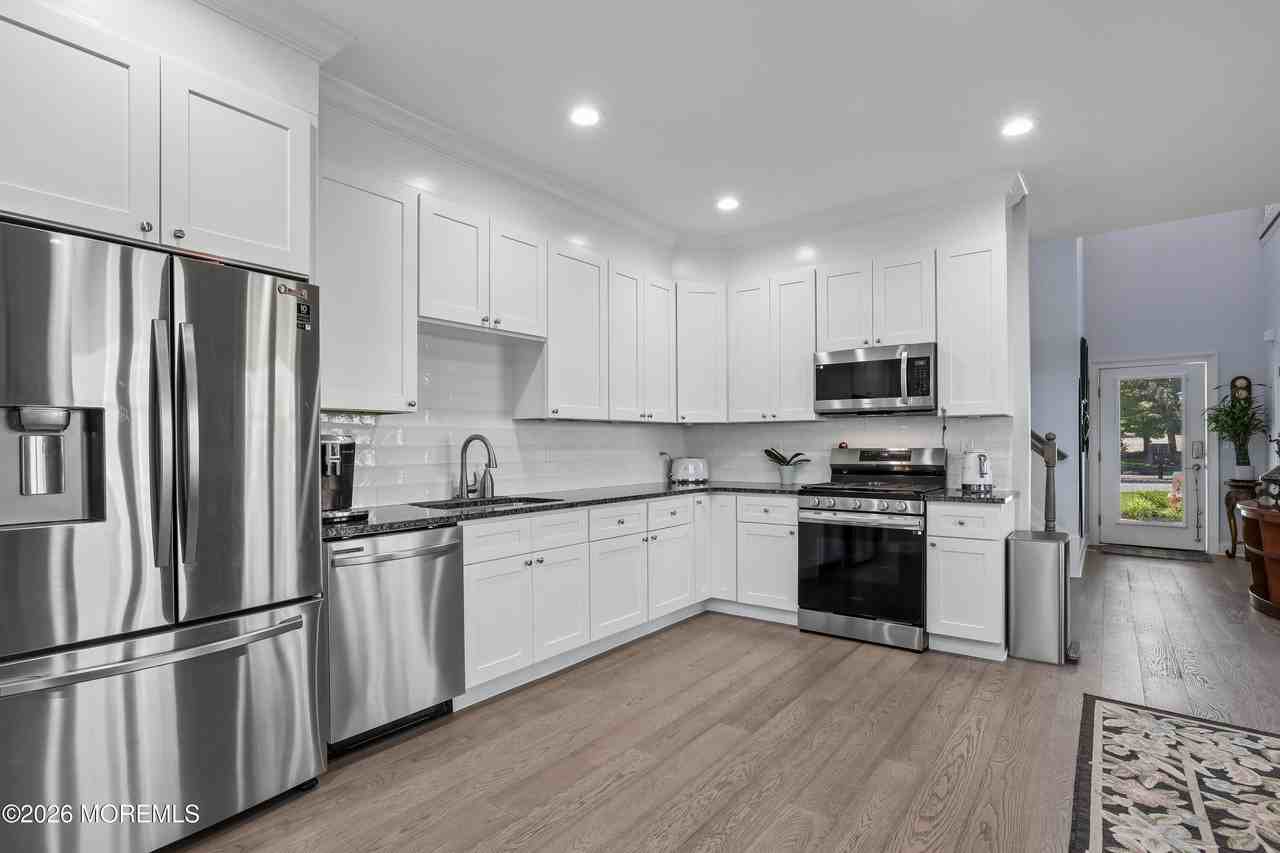 112 Hedgerow Ln - Photo 4 of 29